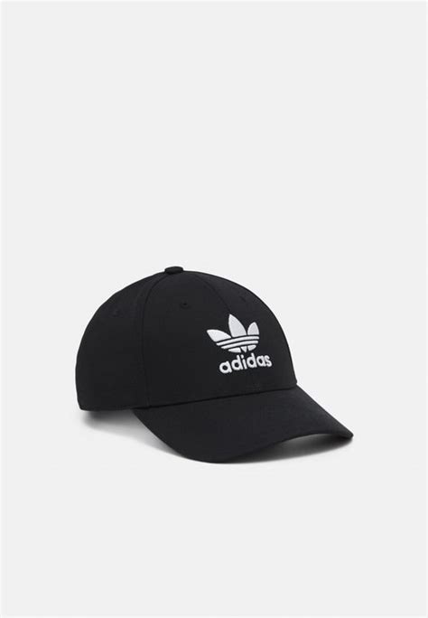 Objevte adidas Originals kšiltovky pro ležérní vzhled online.